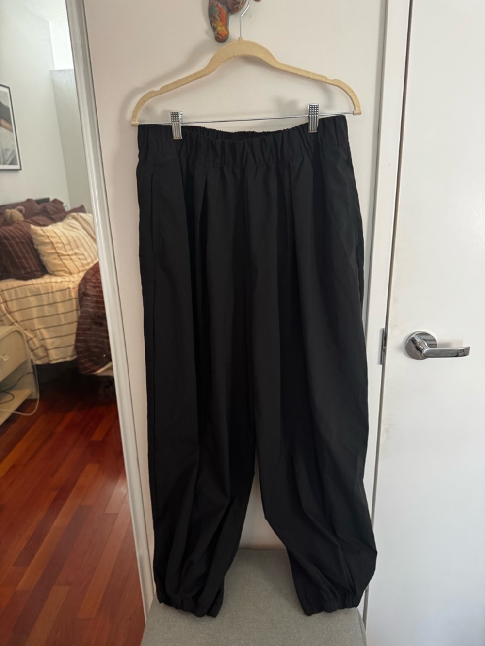 OFFLINE By Aerie Nice Moves Balloon Pant in Black - Picture 3 of 7